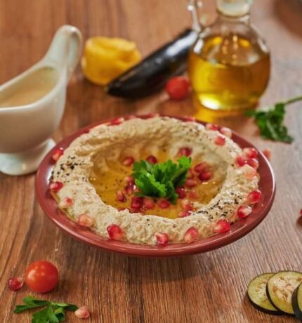 وجبة متبل باذنجان مع مخلل